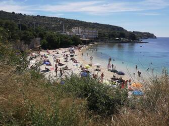 La spiaggia di Calamosca nella prima domenica dopo il lockdown, Cagliari, 24 maggio 2020. ANSA/MANUEL SCORDO&nbsp;