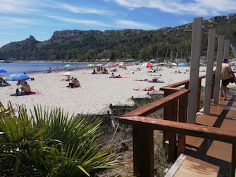 La spiaggia del Poetto nella prima domenica dopo il lockdown, Cagliari, 24 maggio 2020. ANSA/MANUEL SCORDO