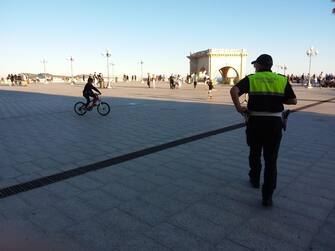 Cagliari Controlli della Polizia Municipale sulle spiagge nella prima domenica dopo il lockdown, Cagliari, 24 maggio 2020. ANSA