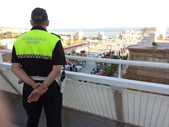 Controlli della Polizia Municipale sulle spiagge nella prima domenica dopo il lockdown, Cagliari, 24 maggio 2020. ANSA
