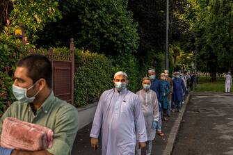 Milano. ComunitÃ  musulmana  celebra la Fine del Ramadan per l'Islam in Via Giacomo Carissimi
Fedeli in attesa di entrare per pregare attendono il proprio turno (Carlo Cozzoli/Fotogramma, Milano - 2020-05-24) p.s. la foto e' utilizzabile nel rispetto del contesto in cui e' stata scattata, e senza intento diffamatorio del decoro delle persone rappresentate