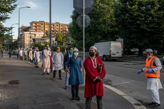 Milano. ComunitÃ  musulmana  celebra la Fine del Ramadan per l'Islam in Via Giacomo Carissimi
Fedeli in attesa di entrare per pregare attendono il proprio turno (Carlo Cozzoli/Fotogramma, Milano - 2020-05-24) p.s. la foto e' utilizzabile nel rispetto del contesto in cui e' stata scattata, e senza intento diffamatorio del decoro delle persone rappresentate