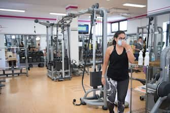 TURIN, ITALY - MAY 25: Woman wears protective mask while training inside a gym on May 25, 2020 in Turin, Italy. The Italian government is reopening gyms, swimming pools and sports centers for physical training activities within social distancing rules. Many Italian businesses have been allowed to reopen, after more than two months of a nationwide lockdown meant to curb the spread of Covid-19. (Photo by Stefano Guidi/Getty Images)