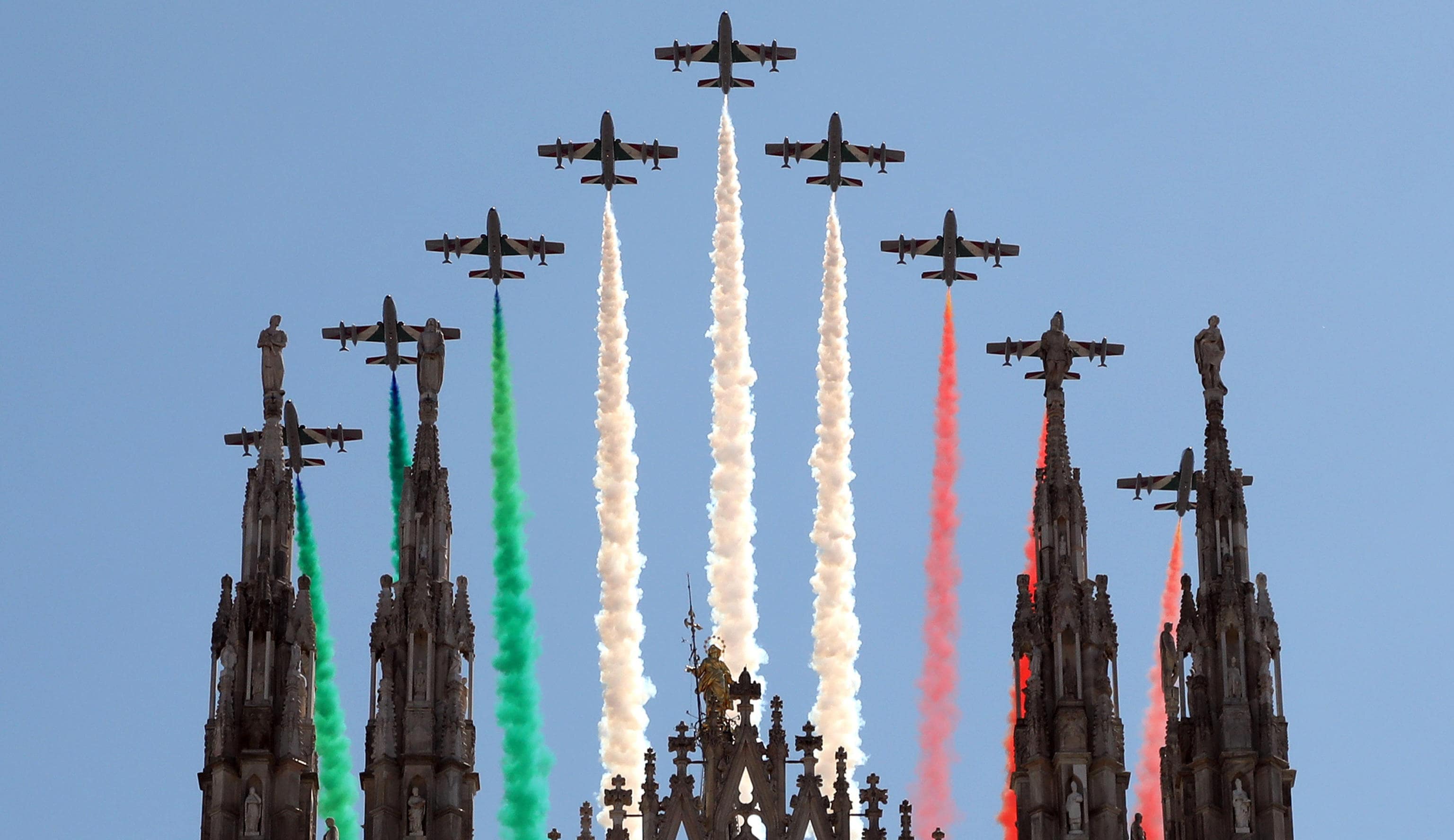 Le Frecce Tricolori in volo su Milano oggi 25 maggio Italian Air Forces aerobatic demonstration team, the Frecce Tricolori, as they fly over the cathedral in Milan, Italy, 25 May 2020. From today the Frecce Tricolori will draw it every day in the Italian sky, flying over all the regions. It will be a big hug to the Italians which will close in Rome on June 2nd for the Republic Day.
ANSA/MATTEO BAZZI