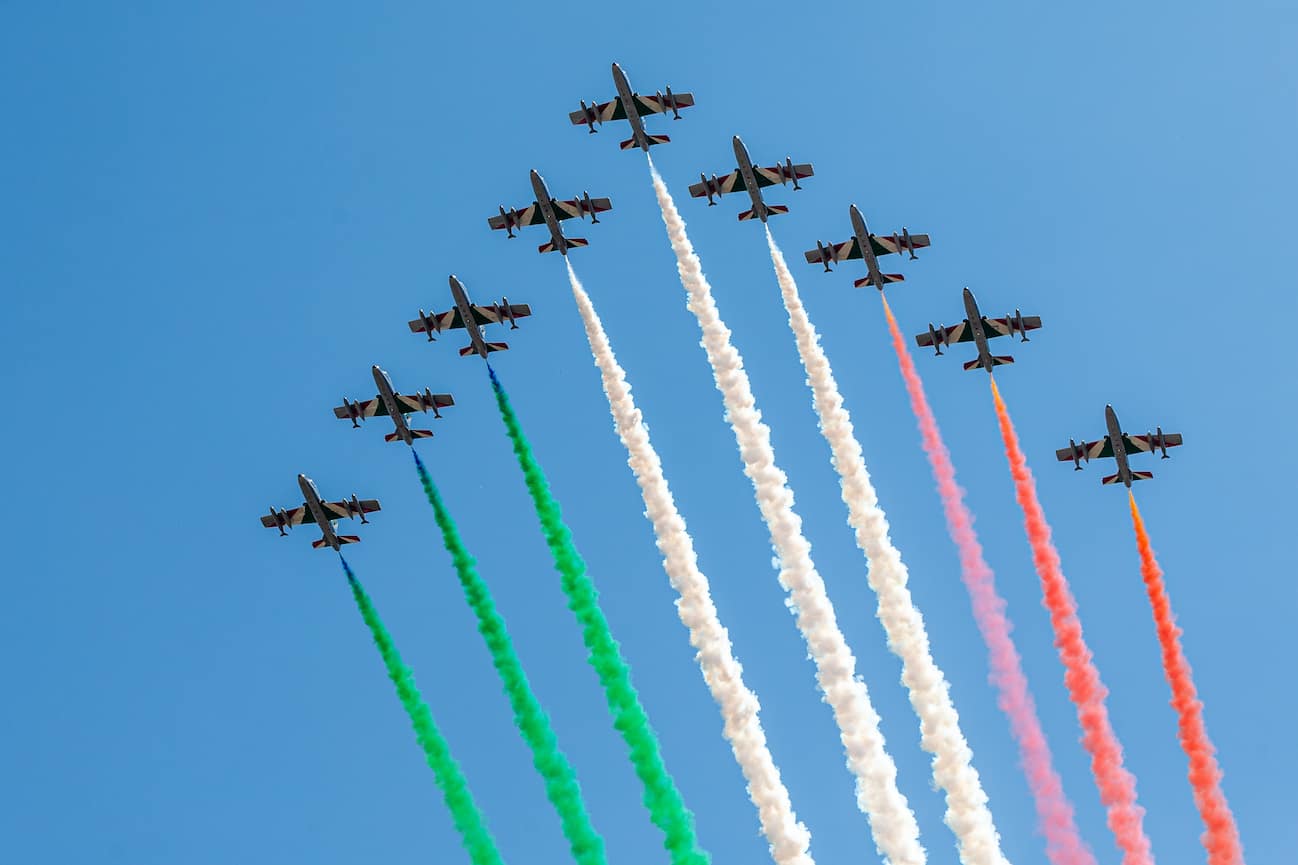 Il passaggio delle Frecce Tricolori su Milano oggi. FOTO