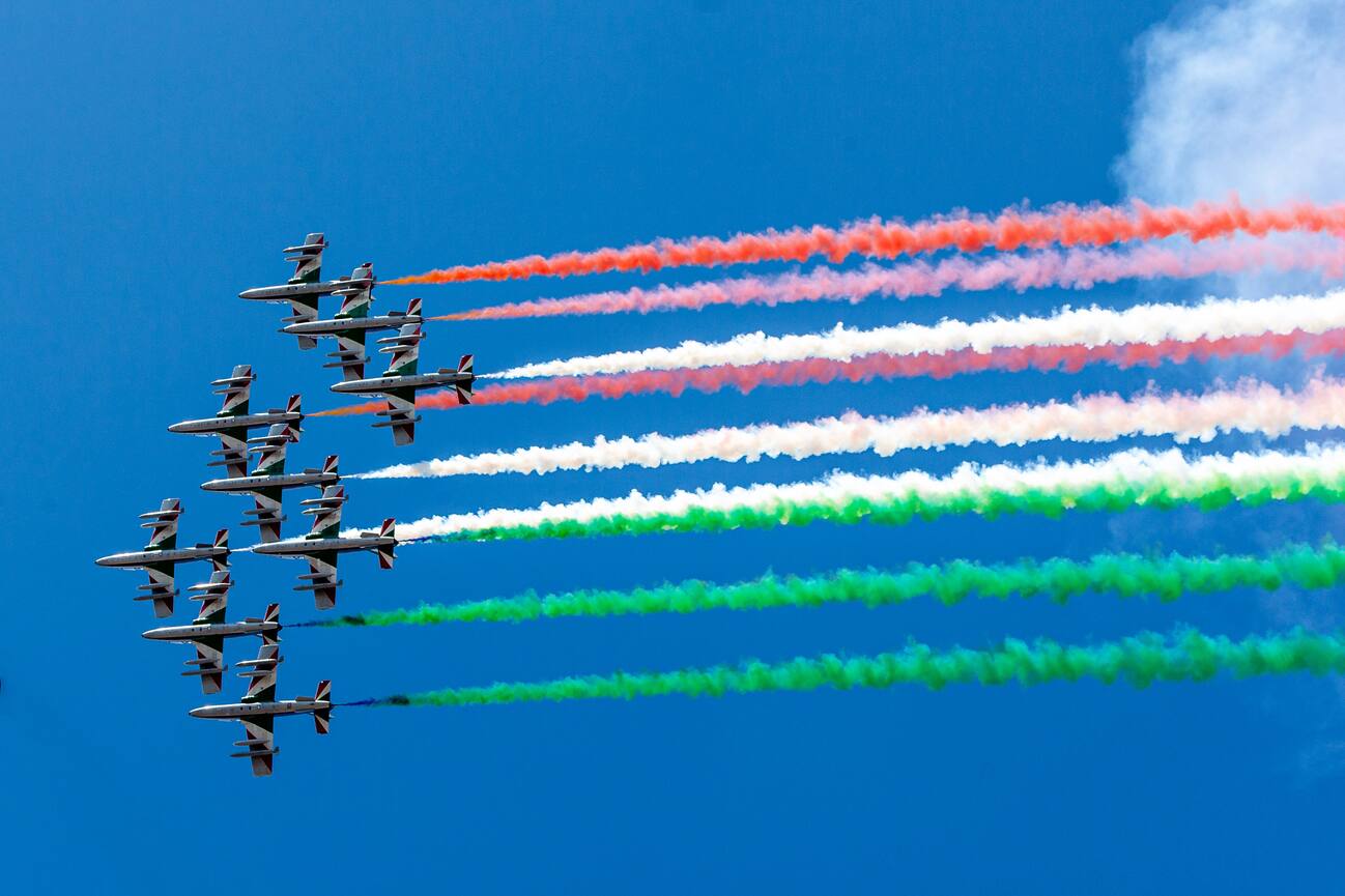 Il passaggio delle Frecce Tricolori su Milano oggi. FOTO