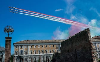 Il passaggio delle frecce tricolori sui cieli di Torino,  con lo sfondo di Palazzo Reale, 25 maggio 2020 ANSA/TINO ROMANO