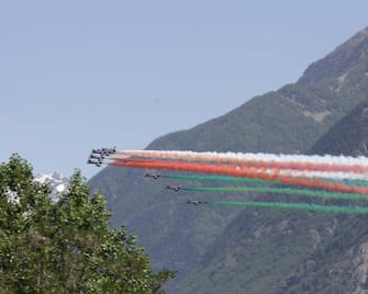 Il passaggio delle Frecce Tricolori ad Aosta, 25 maggio 2020. ANSA