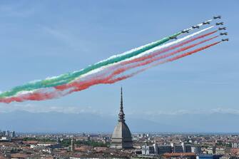 Frecce tricolori viste dal Monte dei Cappuccini mentre sorvolano la città, Torino, 25 maggio 2020. ANSA/ALESSANDRO DI MARCO