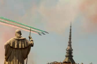 Il passaggio delle Frecce Tricolori su Torino, 25 maggio 2020. Un abbraccio simbolico verde, bianco e rosso, con cui la Pattuglia acrobatica in tour per il Paese rende omaggio agli italiani che lottano col coronavirus. ANSA/EDOARDO SISMONDI