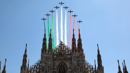 Le Frecce Tricolori colorano il cielo di Milano. LE FOTO