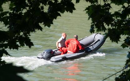Roma, aereo cade nel Tevere. Salvo pilota. FOTO