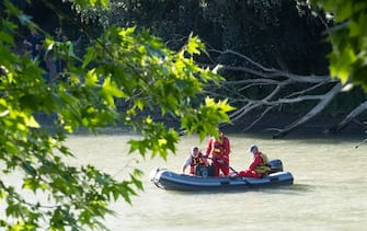 Recovery and rescue operations after a two-seater aircraft crashed into the Tiber river in Rome, Italy, 25 May 2020. One of the two people on board the aircraft that fell into the Tiber was rescued. According to what has been learned, it would be the instructor who managed to get out of the plane before he sank. Among the first hypotheses, that there was an attempt to ditch the pilot before the aircraft sank.?
ANSA/PERI PERCOSSI