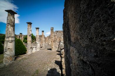Pompei, turista sale sul tetto delle Terme per scattare una foto