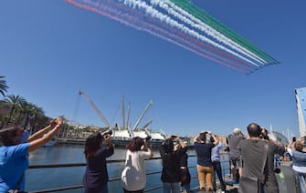 Il passaggio delle Frecce tricolore sul Porto Antico di Genova. Genova, 26 Maggio 2020. ANSA/LUCA ZENNARO

