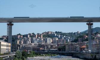 Il passaggio delle Frecce tricolore sul Ponte di Genova in ultimazione. Genova, 26 Maggio 2020. ANSA/LUCA ZENNARO

