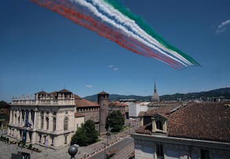 Frecce tricolori viste dal Monte dei Cappuccini mentre sorvolano la città, Torino, 25 maggio 2020. ANSA/ALESSANDRO DI MARCO
