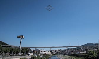 Il passaggio delle Frecce tricolore sul Ponte di Genova in ultimazione. Genova, 26 Maggio 2020. ANSA/LUCA ZENNARO

