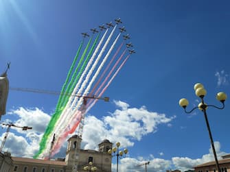 Il passaggio delle Frecce tricolore su L'Aquila, 26 Maggio 2020.
ANSA/Prosperi