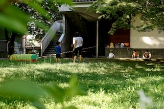 Foto Fabio Ferrari/LaPresse 
26 Maggio 2020 Ivrea, Italia 
News
Emergenza COVID-19 (Coronavirus) - Fase 2 - Ivrea riapre le scuole: via libera all\'attivit&#xe0; all\'aperto.
Scuola all&#x2019;aperto a Ivrea per aiutare le famiglie nel post lockdown. L&#x2019;idea dell&#x2019;amministrazione comunale che sperimenta il servizio per i bambini residenti in citt&#xe0; tra i 3 e i 6 anni.
Il progetto si svolge nei giardini delle scuole, Don Milani e Sant\'Antonio. &#xc8; prevista un&#x2019;area triage dove effettuare il controllo della temperatura per consentire l&#x2019;accesso in sicurezza dei bimbi, seguiti dalle insegnanti degli asili nido comunali a gruppi di cinque.&#xa0;

Photo Fabio Ferrari/LaPresse 
May 26, 2020 Ivrea, Italy 
News
COVID-19 emergency (Coronavirus) - Phase 2 - Ivrea reopens schools: green light for outdoor activities.
Outdoor school in Ivrea to help families in the post lockdown. The idea of &#x200b;&#x200b;the municipal administration that tests the service for children living in the city between 3 and 6 years old.
The project takes place in the school gardens, Don Milani and Sant\'Antonio. A triage area is provided for temperature control to allow safe access for children, followed by the teachers of the municipal nursery schools in groups of five.