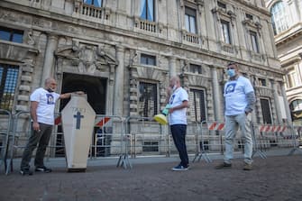 Protesta tassisti di Assotaxi in piazza Scala davanti al Comune di Milano Palazzo Marino durante la fase 2 di riapertura dopo il lockdown per il coronavirus Covid-19 A group of taxi drivers belonging to the Assotaxi union protest to ask the municipal administration to gather the monitoring commission and listen to their proposals in Piazza Scala in front of the Municipality of Milan Palazzo Marino in Milan, Italy, 27 May 2020.A funeral procession, with a cardboard coffin with the words taxi, to stage the funeral of the category and ask for help to try to recover at least some customers in phase 2 thanks to the use of vouchers.
Ansa / Matteo Corner