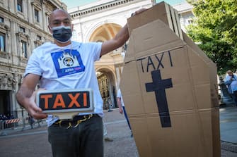 Protesta tassisti di Assotaxi in piazza Scala davanti al Comune di Milano Palazzo Marino durante la fase 2 di riapertura dopo il lockdown per il coronavirus Covid-19 A group of taxi drivers belonging to the Assotaxi union protest to ask the municipal administration to gather the monitoring commission and listen to their proposals in Piazza Scala in front of the Municipality of Milan Palazzo Marino in Milan, Italy, 27 May 2020.A funeral procession, with a cardboard coffin with the words taxi, to stage the funeral of the category and ask for help to try to recover at least some customers in phase 2 thanks to the use of vouchers.
Ansa / Matteo Corner