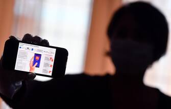 Un infografica su uno smartphone mostra cosa e' e come funziona l'App Immuni, Roma, 21 aprile 2020. ANSA/ETTORE FERRARI