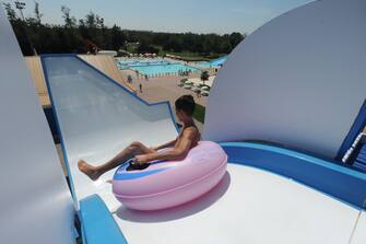 FERIE A MILANO AL GARDALAND WATERPARK, PISCINA CON SCIVOLI E GIOCHI D'ACQUA DOVE LA GENTE TROVA REFRIGERIO PER IL GRAN CALDO (Gianluca Albertari/Fotogramma, MILANO - 2009-07-28) p.s. la foto e' utilizzabile nel rispetto del contesto in cui e' stata scattata, e senza intento diffamatorio del decoro delle persone rappresentate