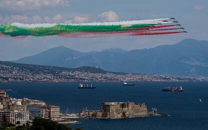 Le Frecce Tricolori sorvolano il cielo di Napoli. FOTO