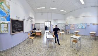 Disposizioni di sicurezza nelle aule del Convitto Umberto Primo, Torino, 11 maggio 2020. ANSA/ALESSANDRO DI MARCO
