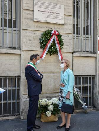 Commemorazione per i 40 anni dall’omicidio di Walter Tobagi in via Salaino Il sindaco di Milano, Giuseppe Sala con Stella Tobagi durante la commemorazione per i 40 anni dall omicidio di Walter Tobagi in via Salaino a Milano, 28 Maggio 2020.
Ansa/Matteo Corner