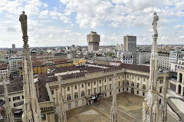 Milano, Coronavirus, Fase 2 riapertura della biglietteria per visitare il Museo del Duomo e salire sulleTerrazze , nella foto Vista di Palazzo Reale e la Torre Velasca (Duilio Piaggesi/Fotogramma, Milano - 2020-05-29) p.s. la foto e' utilizzabile nel rispetto del contesto in cui e' stata scattata, e senza intento diffamatorio del decoro delle persone rappresentate