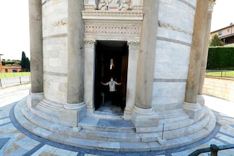 ITALY PANDEMIC CORONAVIRUS COVID19 - LEANING TOWER - LOCKDOWN PHASE 2 Employed open the door to the entrance at the leaning tower after it closed due the health emergency period due to contain spread of Coronavirus, Pisa, Italy, 30 May 2020
(ANSA foto Fabio Muzzi)