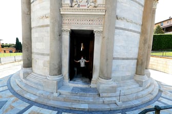 Employed open the door to the entrance at the leaning tower after it closed due the health emergency period due to contain spread of Coronavirus, Pisa, Italy, 30 May 2020
(ANSA foto Fabio Muzzi)