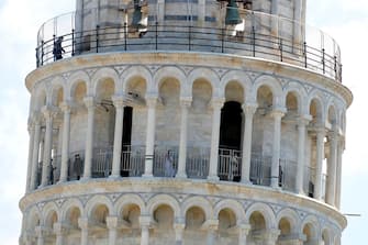 Tourist group visiting the top of the leaning tower after it closed due the health emergency period due to contain spread of Coronavirus, Pisa, Italy, 30 May 2020
(ANSA foto Fabio Muzzi)