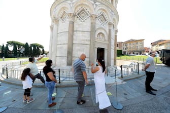 Tourist what to enter and visit visiting the leaning tower after it closed due the health emergency period due to contain spread of Coronavirus, Pisa, Italy, 30 May 2020
(ANSA foto Fabio Muzzi)