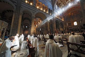 Priests during celebration inside the Cathedral of Pisa, respecting the safety distance security regulation to contain spread of Covid-19,  prior the reopening ceremony to the visit at the leaning tower after it closed due the health emergency period due to contain spread of Coronavirus, Pisa, Italy, 30 May 2020
(ANSA foto Fabio Muzzi)