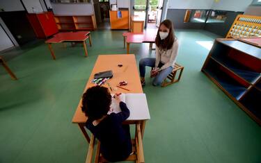 BORGOSESIA, ITALY - MAY 12:  A kindergarten pupil during a lesson in a classroom with school desks spaced apart to respect social distancing measures to counter the spread of COVID-19 on May 12, 2020 in Borgosesia, Italy. Italy was the first country to impose a nationwide lockdown to stem the transmission of the Coronavirus (Covid-19), but this project by the Borgosesia mayor aims to open the schools with correct safety measures. (Photo by Pier Marco Tacca/Getty Images)