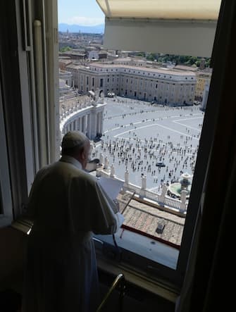 Pope Francis leads the 'Regina Coeli' prayer from the window of the Apostolic Palace overlooking Saint Peter's square at the Vatican City, 31 May 2020. 
ANSA/VATICAN MEDIA
+++ ANSA PROVIDES ACCESS TO THIS HANDOUT PHOTO TO BE USED SOLELY TO ILLUSTRATE NEWS REPORTING OR COMMENTARY ON THE FACTS OR EVENTS DEPICTED IN THIS IMAGE; NO ARCHIVING; NO LICENSING +++