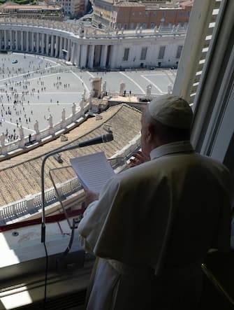 Pope Francis leads the 'Regina Coeli' prayer from the window of the Apostolic Palace overlooking Saint Peter's square at the Vatican City, 31 May 2020. 
ANSA/VATICAN MEDIA
+++ ANSA PROVIDES ACCESS TO THIS HANDOUT PHOTO TO BE USED SOLELY TO ILLUSTRATE NEWS REPORTING OR COMMENTARY ON THE FACTS OR EVENTS DEPICTED IN THIS IMAGE; NO ARCHIVING; NO LICENSING +++