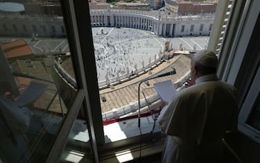 Pope Francis leads the 'Regina Coeli' prayer from the window of the Apostolic Palace overlooking Saint Peter's square at the Vatican City, 31 May 2020.
ANSA/VATICAN MEDIA
+++ ANSA PROVIDES ACCESS TO THIS HANDOUT PHOTO TO BE USED SOLELY TO ILLUSTRATE NEWS REPORTING OR COMMENTARY ON THE FACTS OR EVENTS DEPICTED IN THIS IMAGE; NO ARCHIVING; NO LICENSING +++
