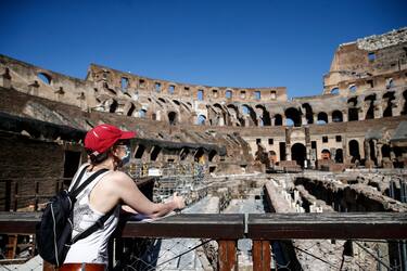 Foto Cecilia Fabiano/ LaPresse
01 Giugno 2020 Roma (Italia)
Cronaca
Fase 2 : riapertura del Colosseo
Nella Foto : gli operatori della stampa entrano per primi
Photo Cecilia Fabiano/LaPresse
June 01, 2020 Rome (Italy)
News
Phase 2 : reopening of Coliseum
In the Pic: press operator are the first visitors