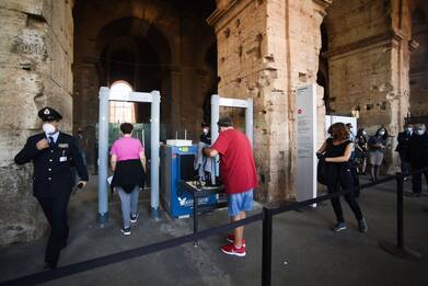 Coronavirus Roma, riapre il Colosseo. Allo Spallanzani 78 ricoverati