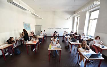 Gli studenti effettuano la prima prova di Italiano degli esami di maturità presso il Lica Massimo D?Azeglio a Torino, 19 giugno 2019 ANSA/ ALESSANDRO DI MARCO