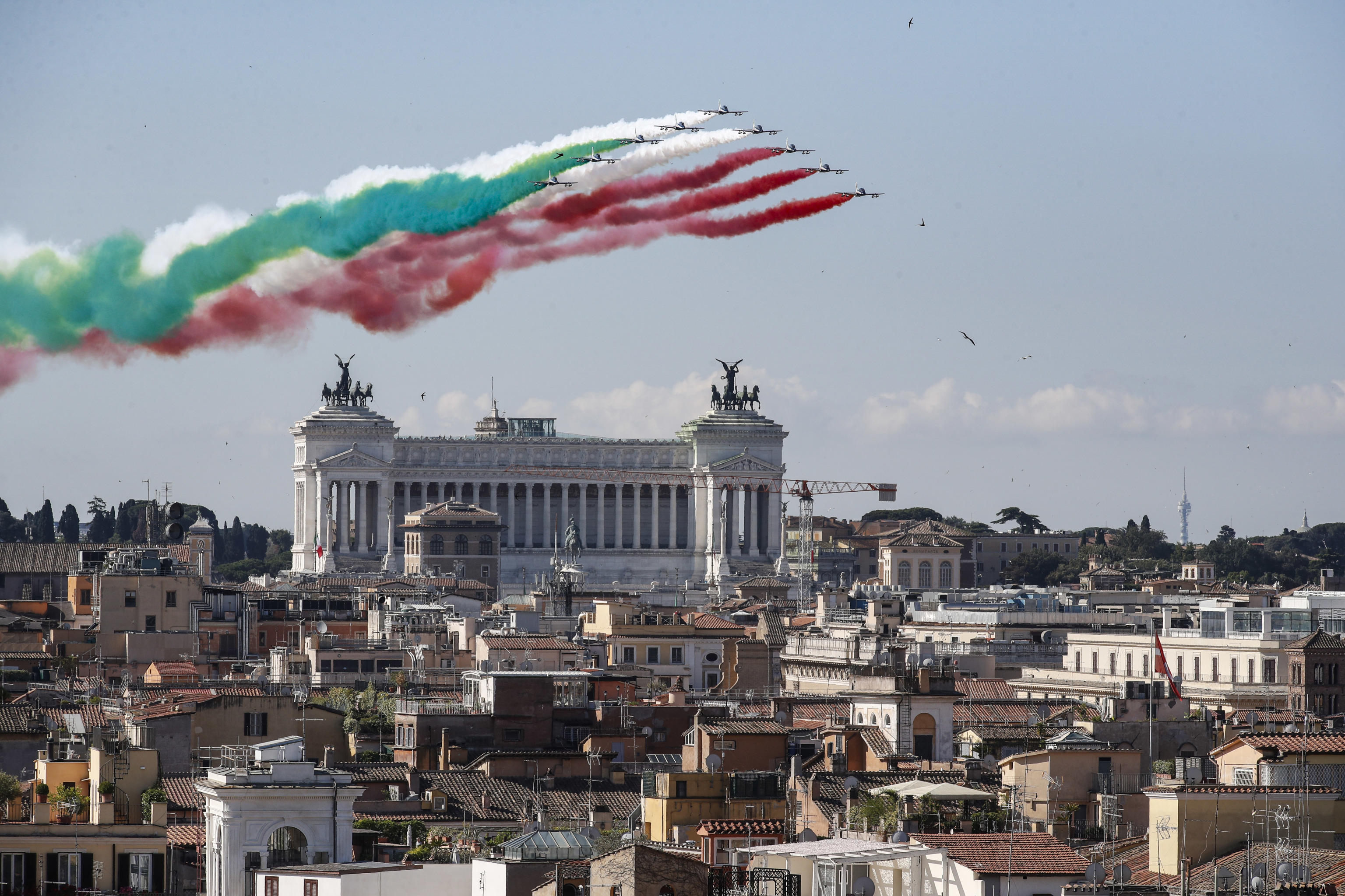 Le Frecce Tricolori sorvolano Roma per la Festa della Repubblica. FOTO