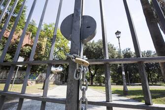 Un cancello di una scuola chiuso con un lucchetto