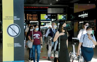 Milano, Fase 3, verso la normalita da coronavirus, Gente in arrivo alla Stazione delle Ferrovie Nord Cadorna dopo la riapertura delle regioni Milano, Fase 3, verso la normalita da coronavirus, Gente in arrivo alla Stazione delle Ferrovie Nord Cadorna dopo la riapertura delle regioni (Maurizio Maule/Fotogramma, Milano - 2020-06-03) p.s. la foto e' utilizzabile nel rispetto del contesto in cui e' stata scattata, e senza intento diffamatorio del decoro delle persone rappresentate