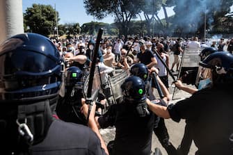 Momenti di tensione durante la manifestazione di Forza Nuova e gruppi di ultrà al Circo Massimo a Roma, 6 giugno 2020.  ANSA/ANGELO CARCONI