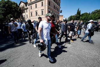 i primi gruppi di manifestanti per il sit-in indetto da Forza Nuova e dal gruppo "I ragazzi d'Italia" arrivano al Circo Massimo, Roma, 6 giugno 2020. 
  ANSA/GIUSEPPE LAMI