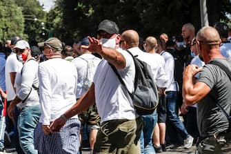 i primi gruppi di manifestanti per il sit-in indetto da Forza Nuova e dal gruppo "I ragazzi d'Italia" arrivano al Circo Massimo, Roma, 6 giugno 2020. 
  ANSA/GIUSEPPE LAMI